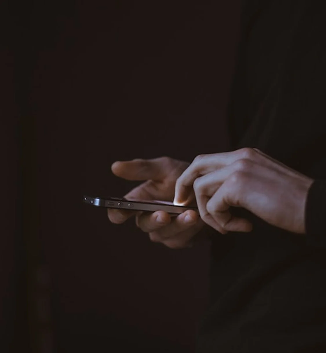 Manos respondiendo preguntas en un teléfono